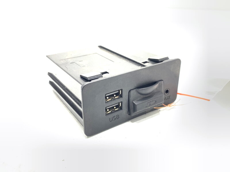 Zásuvka / uložení USB Mazda 3 (BM, BN) 2013 - 2022 BHP1-669U0