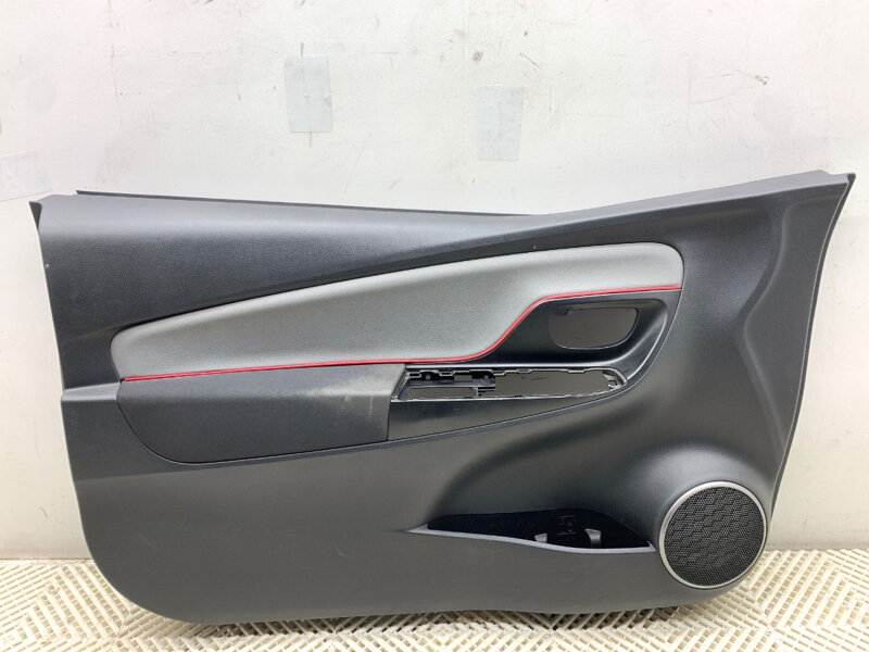 Tapecírung dveří levý přední Toyota Yaris (_P13_) 2010 - 2022 67620-0DJ50