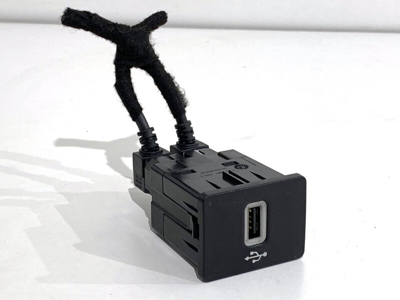 Zásuvka / uložení USB Ford Focus IV Turnier (HP) 2018 - 2022 HS7T-14F014-AD