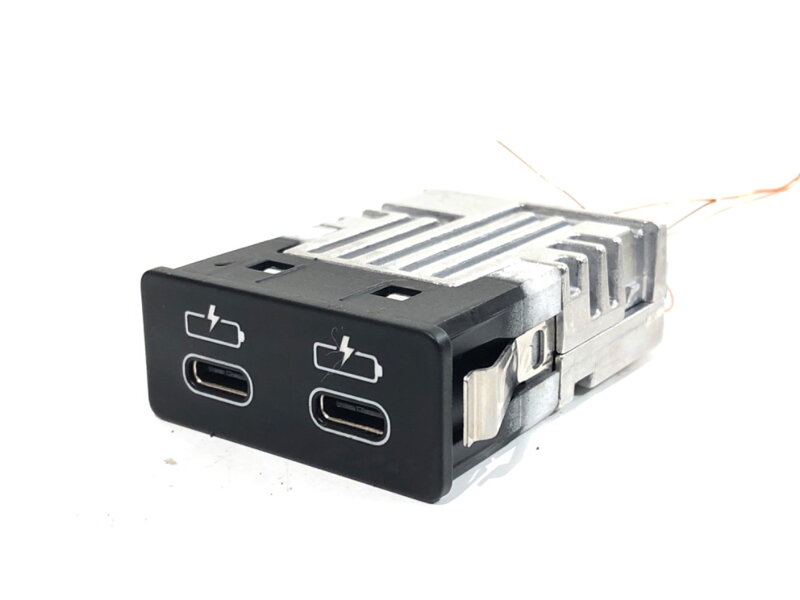 Zásuvka / uložení USB BMW 5 (G30, F90) 2016 - 2022 8711938