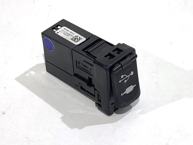 Zásuvka / uložení USB Toyota C-hr (_X1_) 2016 - 2022 86190-F4010