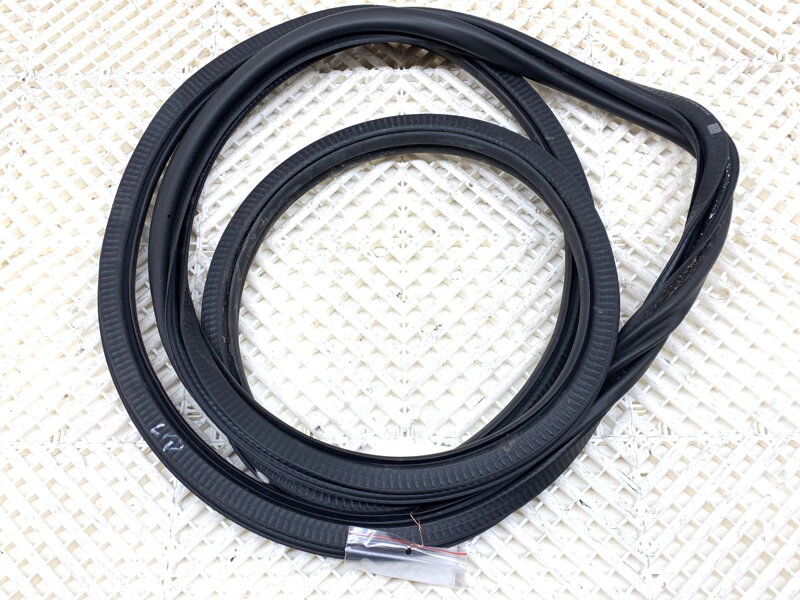 Těsnění dveří přední levé Skoda Kamiq (NW4) 2019 - 2022 658867365B