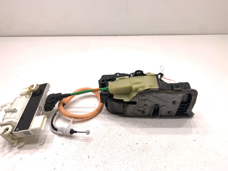 Zámek dveří levý přední BMW 5 (G30, F90) 2016 - 2022 7477699