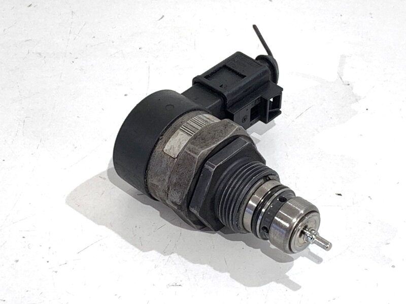 Regulátor tlaku paliva Audi A6 C6 Avant (4F5) 2004 - 2011 057130764F 0281002854
