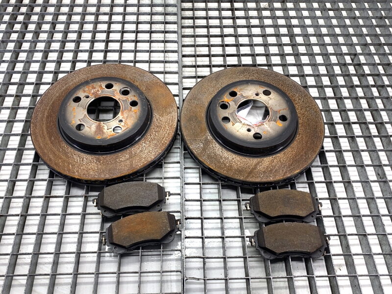 Kotouče brzdové přední destičky (BRZDOVÉ) sada Lexus LBX (_AYH1_, _AYA1_) 2023 -