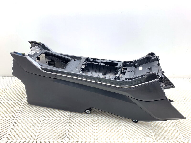 Tunel středový Audi Q8 (4MN) 2018 - 2022