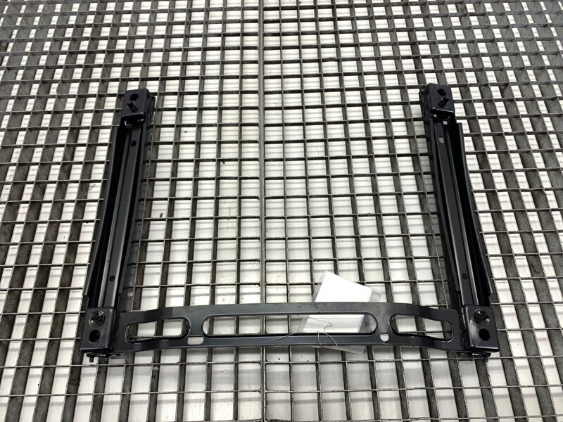 Uchycení konzole RÁM sedadla pravé přední Audi Q8 (4MN) 2018 - 2022 4M8881677