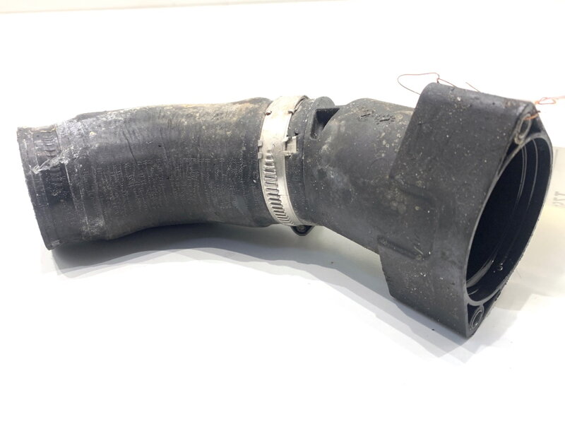 Vzduchové potrubí Audi A3 Limousine (8VS, 8VM) 2013 - 2022 04L131111T