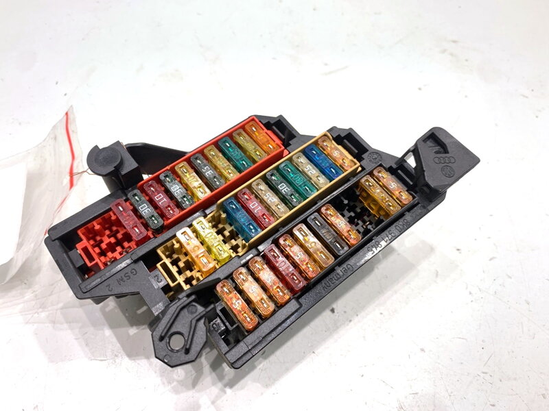 Pojistková skříňka Audi A5 (8T3) 2007 - 2017