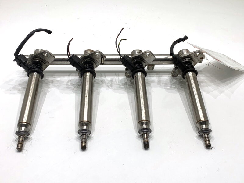 Vstřikovací rampa vstřikovače Mercedes-benz Class A (W176) 2012 - 2018 A2700701595