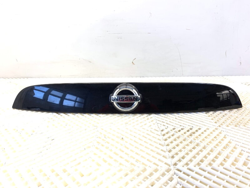 Lišta víka kufru zadní Nissan Juke (F15) 2010 - 2022