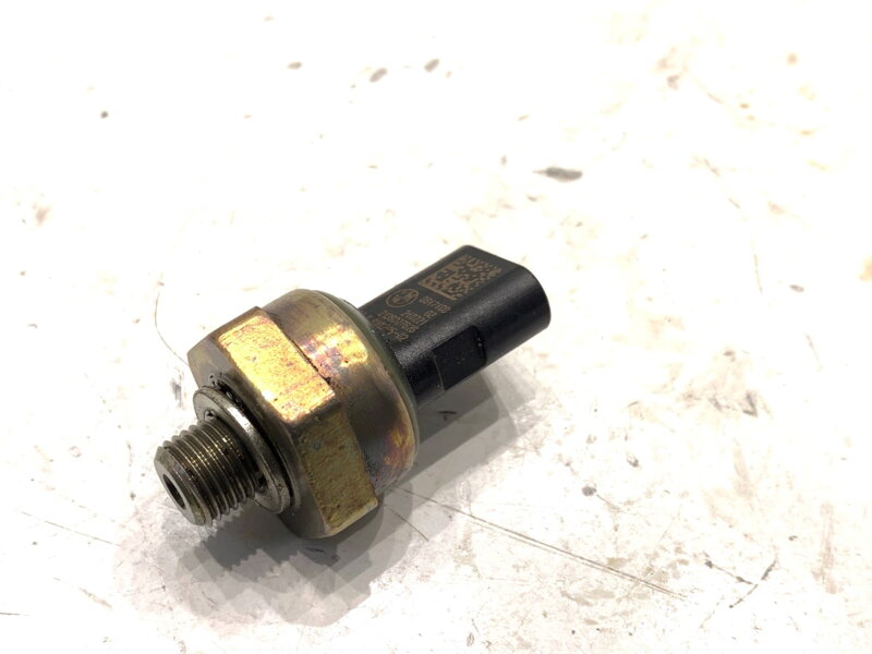 Čidlo tlaku oleje BMW 5 (G30, F90) 2016 - 2022 8647488