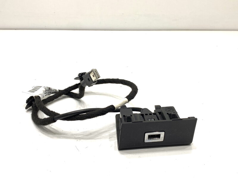 Zásuvka / uložení USB Peugeot 308 SW II (LC_, LJ_, LR_, LX_, L4_) 2014 - 2021 9806048180