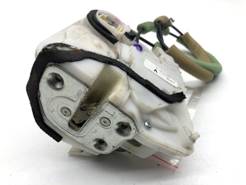 Zámek dveří levý zadní Mazda 3 Sedan (BM_, BN_) 2013 - 2022