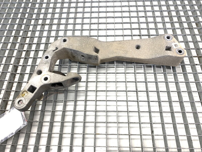 Držák motoru BMW 5 (G30, F90) 2016 - 2022 9485312