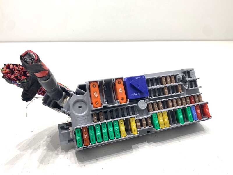 Pojistková skříňka BMW 5 Touring (G31) 2017 - 2022 9350313