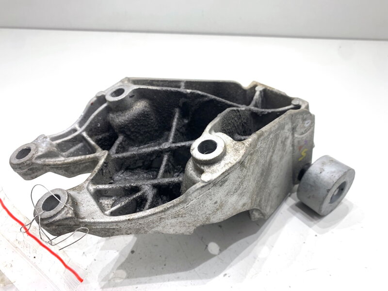 Držák motoru BMW 5 (G30, F90) 2016 - 2022 6864595