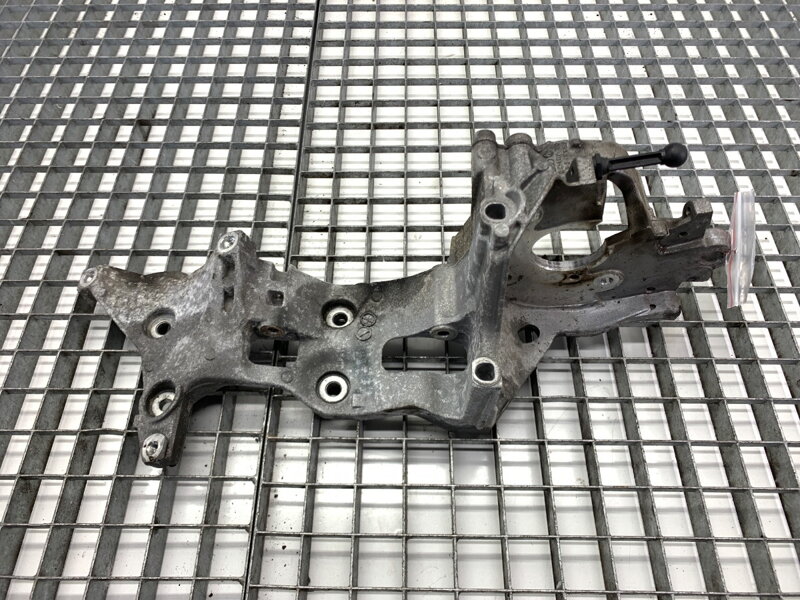 Držák čerpadla vstřikovací Audi A5 (F53, F5P) 2016 - 2022 04L903143B