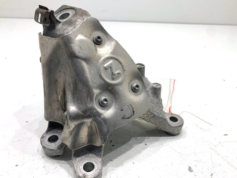 Držák motoru BMW 5 Touring (G31) 2017 - 2022 6870754