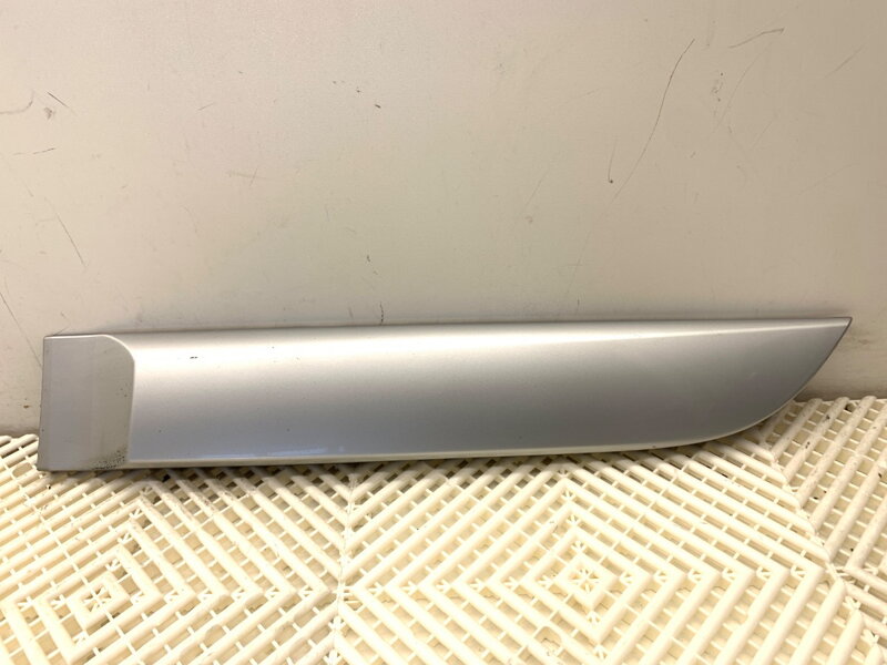 Lišta dveří levá zadní Renault Megane III Liftback (BZ0/1_, B3_) 2008 - 2022 828767927R