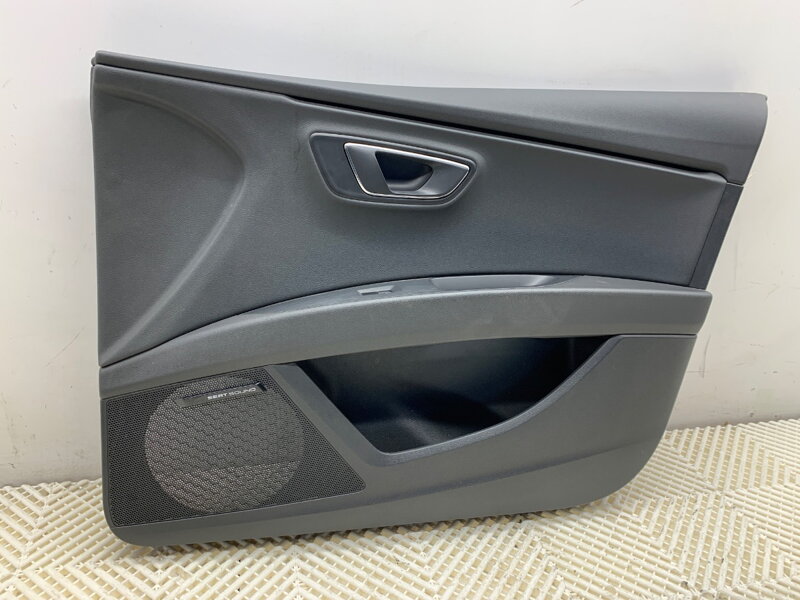 Tapecírung dveří pravý přední Seat Leon (5F1) 2012 - 2022