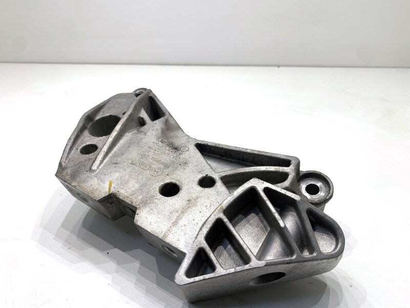 Držák motoru Seat Leon (5F1) 2012 - 2022 06J199207P