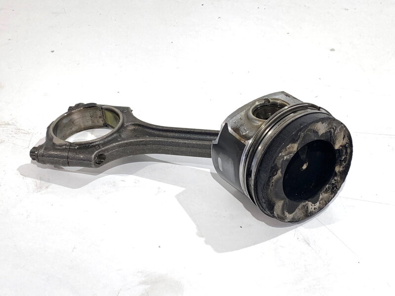 Píst S ojnicí Volvo V40 Liftback (525, 526) 2012 - 2022 82L187