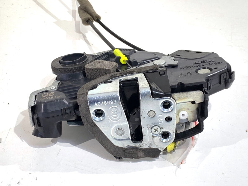 Zámek dveří levý přední Lexus IS III (_E3_) 2013 - 2022