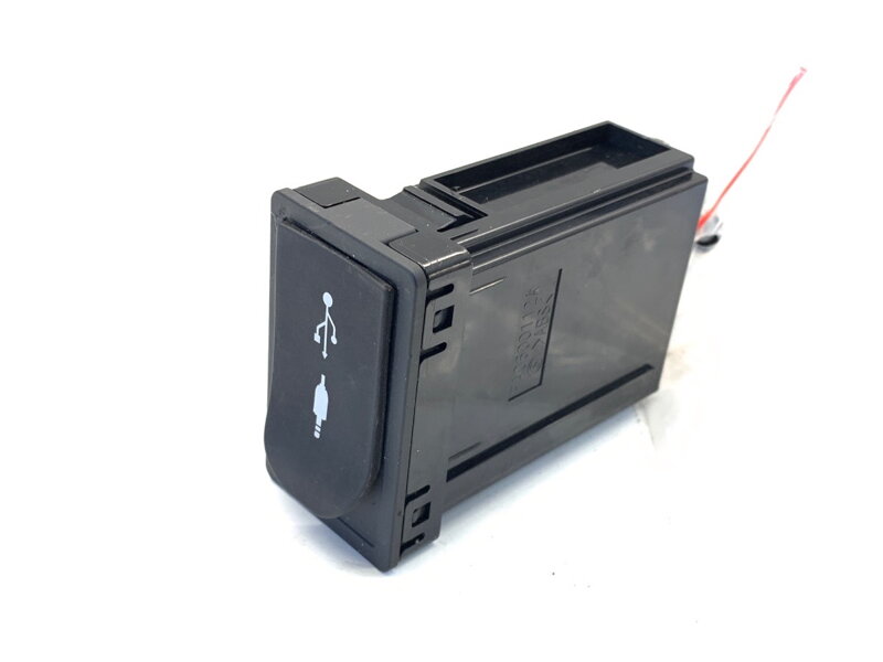 Zásuvka / uložení USB Lexus IS III (_E3_) 2013 - 2022 86190-53051