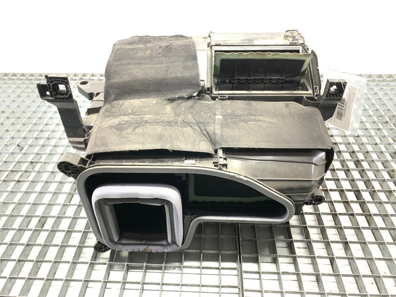 Kryt ventilátoru / ventilátory Audi Q4 Sportback (F4N) 2021 - 2022 1EA820153M