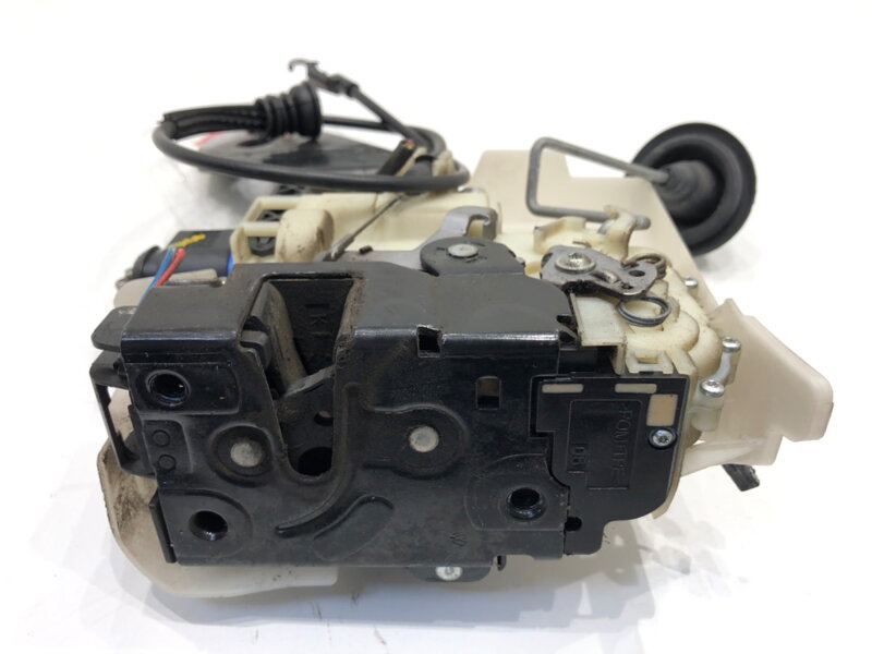 Zámek dveří pravý přední VW Transporter V Autobus (7HB, 7HJ, 7EB, 7EJ) 2003 - 2015 7H0837868