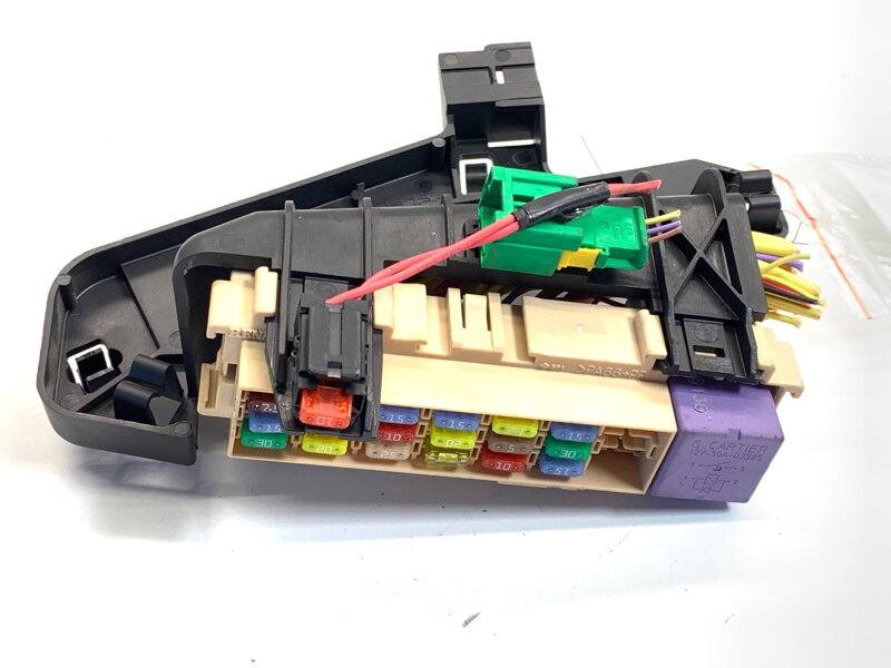 Pojistková skříňka Renault Clio III (BR0/1, CR0/1) 2005 - 2014 8200358192