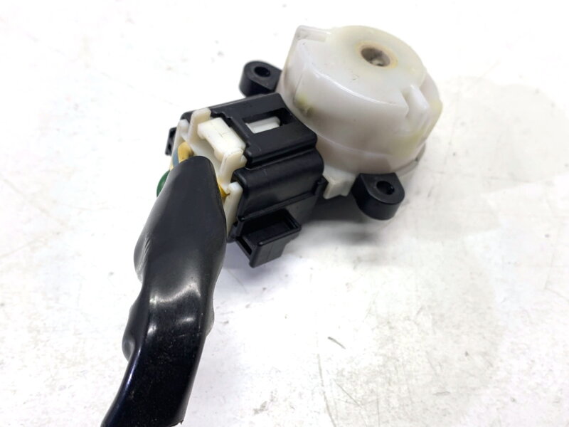 Kostka / konektor spínací skříňky Suzuki Swift III (MZ, EZ) 2005 - 2022