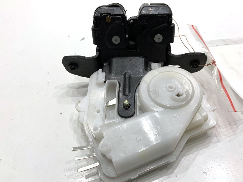 Zámek víka kufru zadní Toyota Yaris (_P13_) 2010 - 2022