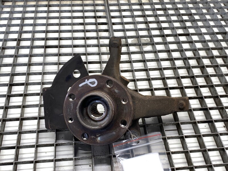 Otoč pravá přední Nissan Micra V (K14) 2016 - 2022