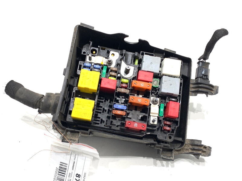 Pojistková skříňka Peugeot 3008 SUV (MC_, MR_, MJ_, M4_) 2016 - 2022 9804846880