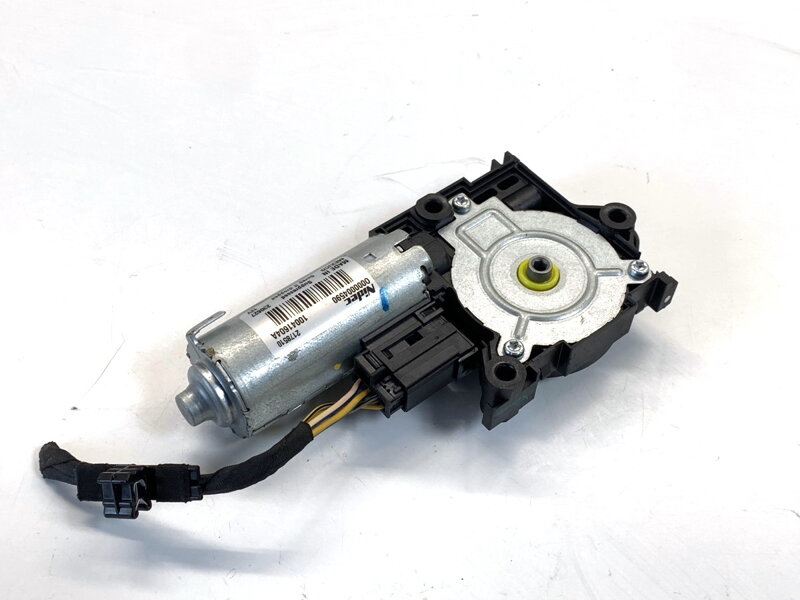 Motor střešního okna BMW X4 (G02, F98) 2018 - 2022 10041604A
