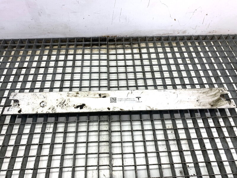 Výztuha horní kufru přední Tesla Model Y (5YJY) 2019 - 2022 1636605-00-A