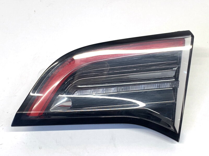Světlo zadní pravé vnitřní Tesla Model Y (5YJY) 2019 - 2022 1502089-00-B