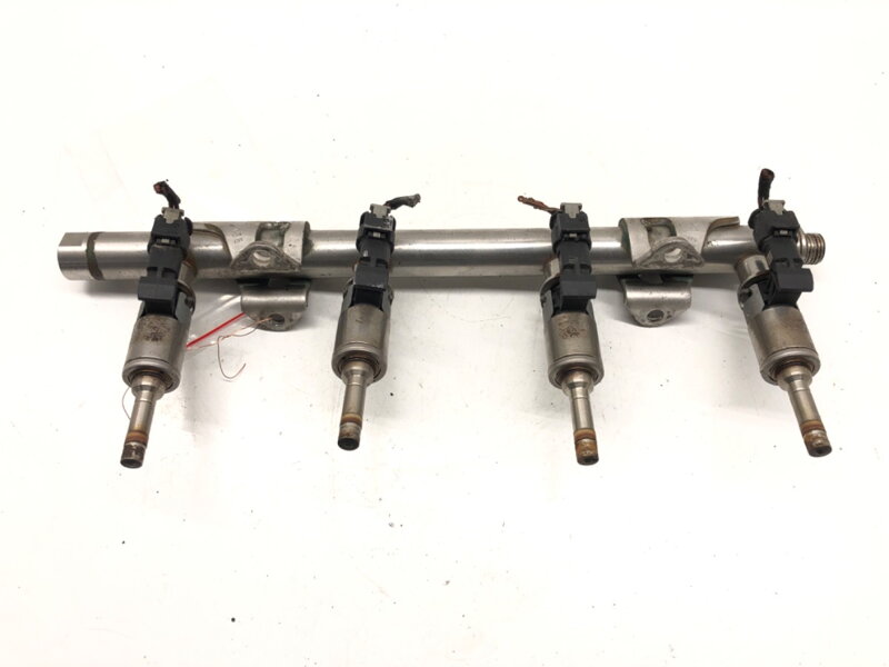 Vstřikovací rampa vstřikovače VW Golf VII Variant (BA5, BV5) 2013 - 2022 04E133036A