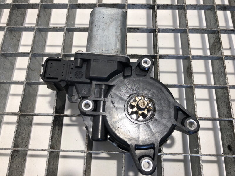 Motorek stahovačky okna levý přední Renault Trucks D 2013 - 2022