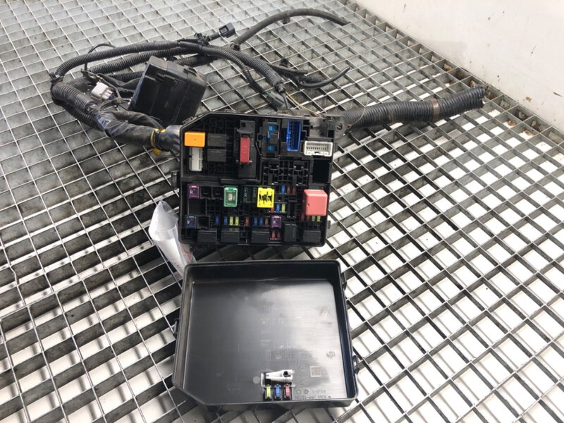 Pojistková skříňka Mitsubishi Outlander III (GG_W, GF_W, ZJ, ZL, ZK) 2010 - 2022