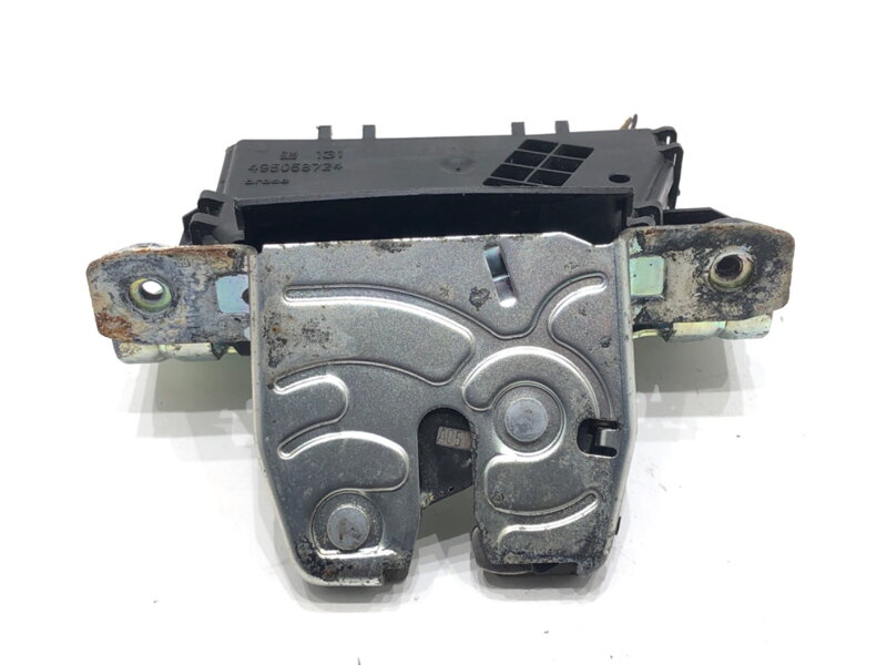 Zámek víka kufru zadní Opel Astra H (A04) 2004 - 2014 13117285
