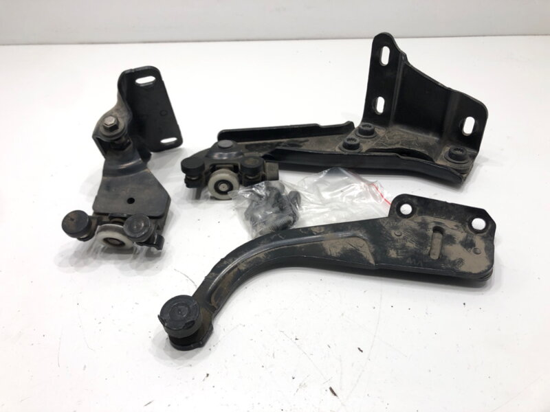 Kladky / válečky dveře posuvných pravé sada VW Caddy V (SBA, SBH) 2020 - 2022 2K7843398A 2K7843304A