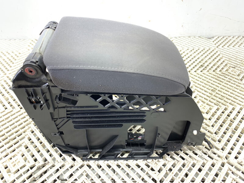 Loketní opěrka VW Golf V (1K1) 2003 - 2010 1K5864251B