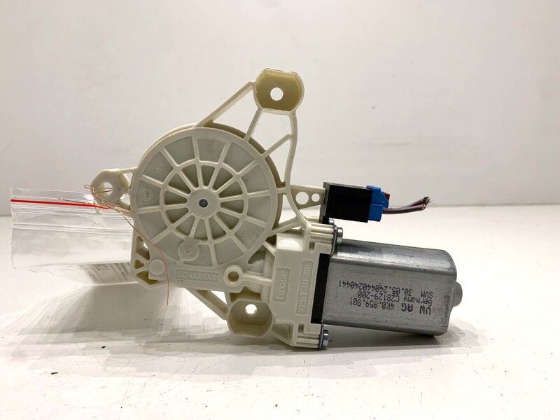 Motorek zvedání okna přední levý Skoda Superb IV 2023 - 4K0959801