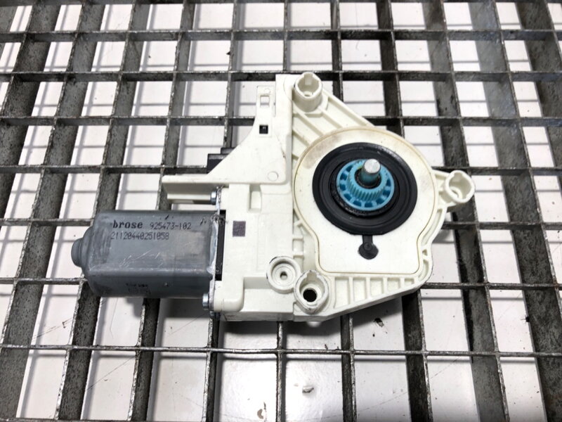 Motorek stahovačky okna pravý přední Volvo FH II 2012 - 2022 82907373