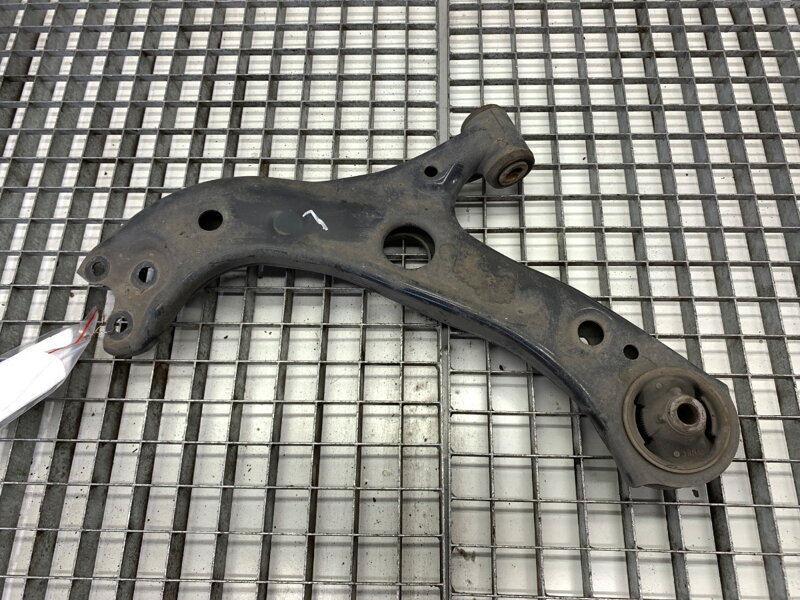 Rameno levé přední Toyota Corolla Kombi (_E21_) 2019 -