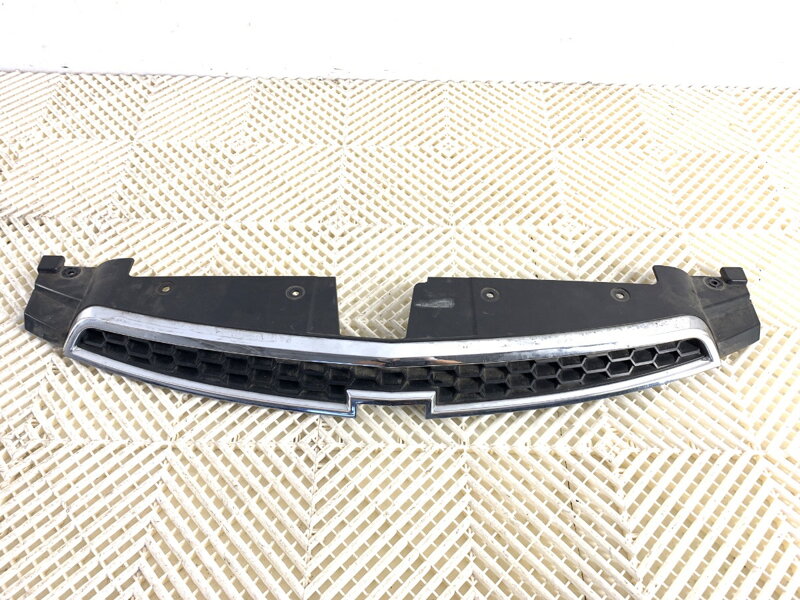 Maska chladiče grill Chevrolet Cruze Liftback (J305) 2010 - 2022 96832951