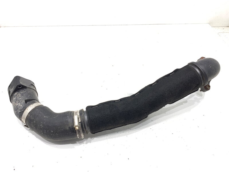 Potrubí turba VW Passat B8 Variant (3G5, CB5) 2014 - 2022 04L131111M